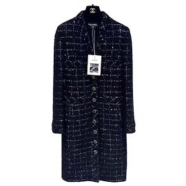 Abrigo largo Chanel de tweed negro con botones de strass
