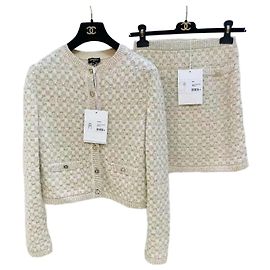 Conjunto de Cardigã e Saia Chanel em Lã Dourada