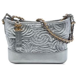 Bolso bandolera Gabrielle Hobo Small de piel de becerro metalizada plateada con costuras CC Chanel