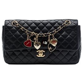 Borsa a tracolla Chanel Medium Classic Single Flap in pelle di agnello nera con ciondoli a cuore Valentines