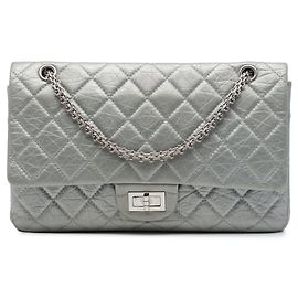 Bolso de hombro Chanel Reissue 2.55 Double Flap 227 de piel de ternera envejecida metalizada acolchada plateada