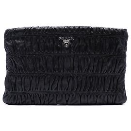 Clutch Prada Nappa Gaufre preta