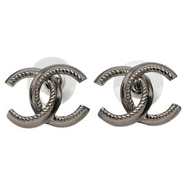 Brincos de botão Chanel Coco Mark em metal prateado