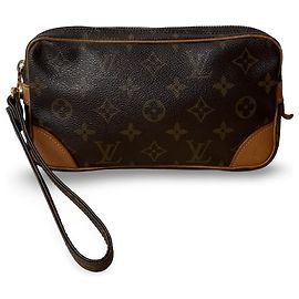 Louis Vuitton Dragonne
Un hermoso clutch Marly Dragonne con un precioso monograma e interior. El bolso se cierra con una cremallera que funciona a la perfección. Tiene múltiples compartimentos y es extremadamente práctico.