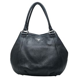 Sac à main Prada avec plaque logo triangle