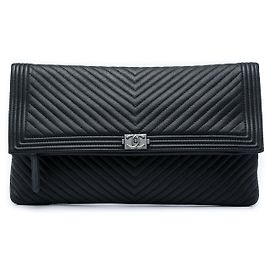 Clutch pieghevole Chanel Chevron CC Beauty Boy in pelle di vitello nera