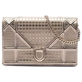 Autre Marque Borsa a tracolla Diorama Wallet on Chain in vernice metallizzata Microcannage dorata Dior
