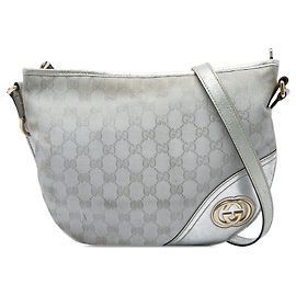 Borsa a tracolla mezzaluna Gucci New Britt Medium in tela GG argento