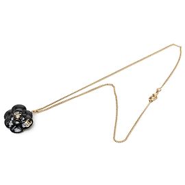 Collana con pendente Camelia smaltata nera Chanel CC placcata oro