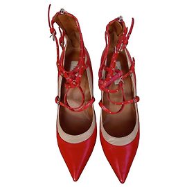 Sapatos de salto Valentino Garavani em couro vermelho com tachas