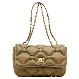 Bolsa de ombro Chanel A93602 em couro de bezerro acolchoado bubble cáqui
