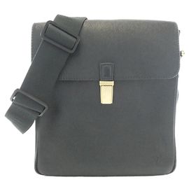 Louis Vuitton Taiga Yaranga M30824 Schultertasche