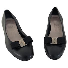 Salvatore Ferragamo Décolleté Vara in pelle nera
