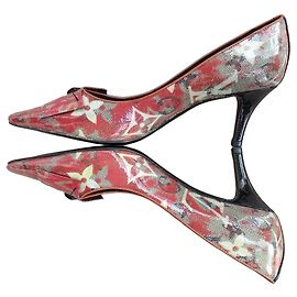 Scarpins Louis Vuitton Monogram em couro envernizado