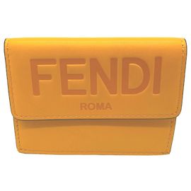 Cartera Micro Tri-fold Fendi en piel de becerro naranja