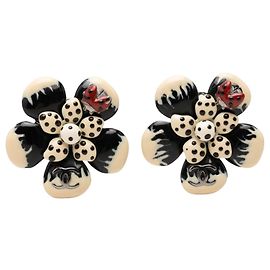 Pendientes de clip Chanel CC en plata, esmalte, flores y mariquitas