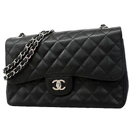 Chanel Schultertasche aus schwarzem genarbtem Kalbsleder
