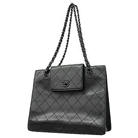 Borsa Tote Chanel in pelle di vitello martellata nera