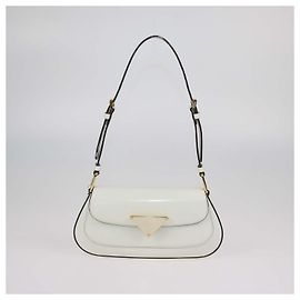Bolsa de ombro com aba Prada em couro escovado marfim com placa