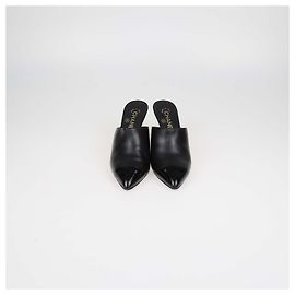 Mules Chanel en cuir noir et cuir verni à perles et bout capuchon