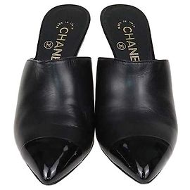 Mules Chanel in pelle nera e pelle verniciata con perle e punta cap toe