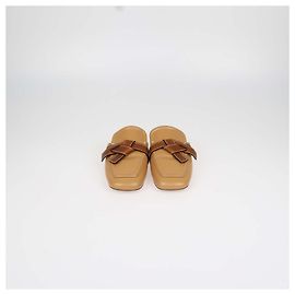 Loewe Alaia Gate Flache Mules aus Leder Tan