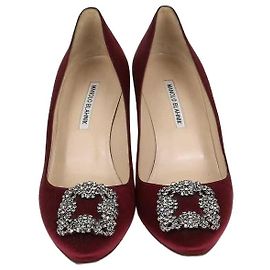 Manolo Blahnik Hangisi Pumps aus bordeauxrotem Satin