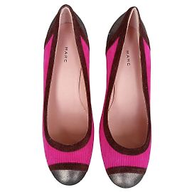 Sapatos de salto Marc Jacobs rosa em veludo cotelê e camurça