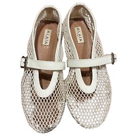 Alaïa Bailarinas de malla blanca con correa de hebilla