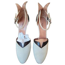 Sapatos de salto Alaïa em couro e camurça