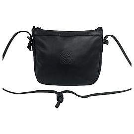 Loewe Vintage Anagram Logo Schultertasche aus graviertem Leder