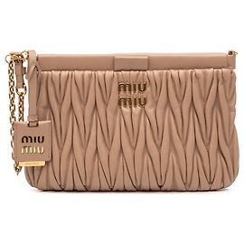 Clutch con cierre de marco Miu Miu en nappa matelassé marrón