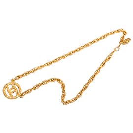 Colar com pingente redondo Chanel Gold CC banhado a ouro