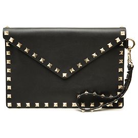 Clutch de muñeca sobre Rockstud Valentino en piel de becerro negra