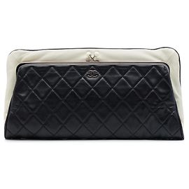 Clutch Chanel Black CC Quilted Lambskin Pearl Kiss Lock