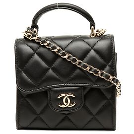 Chanel Pochette à rabat et poignée supérieure en agneau matelassé noir CC avec chaîne