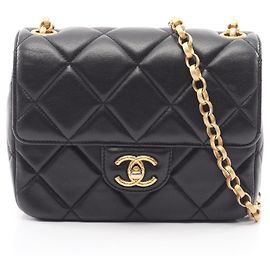 Chanel Matelassé Schultertasche aus schwarzem Lammleder
