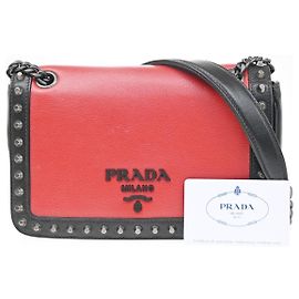 Sac à rabat avec chaîne Prada en cuir de veau glacé clouté