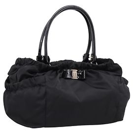 Saco Tote Salvatore Ferragamo Vala Nylon Preto Detalhes Dourados Auth gh2398A