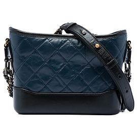 Chanel Small Gabrielle Hobo Crossbody Bag aus gesteinertem Kalbsleder, gesteppt, bicolor blau