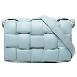 Sac bandoulière Bottega Veneta Cassette matelassé en cuir Nappa Intrecciato bleu
