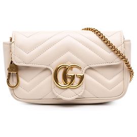 Gucci Mini GG Marmont Crossbody-Tasche aus gestepptem Kalbsleder in Weiß