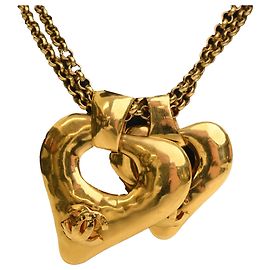 Collana con pendente doppio cuore placcato oro Chanel CC dorata