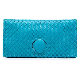 Clutch Bottega Veneta em Nappa Intrecciato azul com fecho de torção
