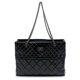 Tote Chanel Reissue 2.55 em couro envernizado matelassê preto