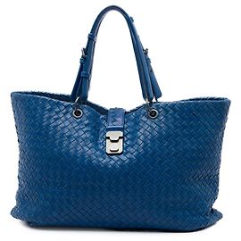 Bottega Veneta Medium Capri Tote aus Nappa Intrecciato in Blau