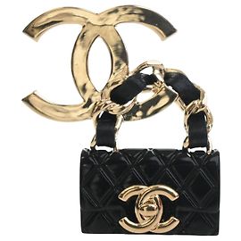 Broche Chanel CC chapado en oro esmaltado acolchado con forma de bolso flap