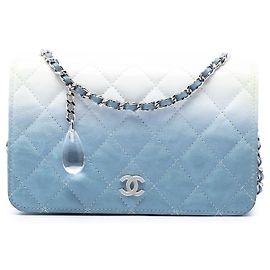 Borsa a tracolla Wallet On Chain Chanel CC matelassé blu in pelle di vitello invecchiata e vernice ombré con cristalli