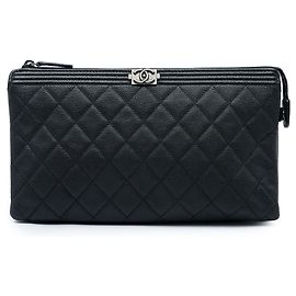 Chanel Boy O Case Zip Clutch aus gestepptem schwarzem Kaviarleder