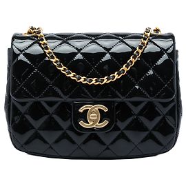 Borsa a tracolla Chanel Mini Square Classic in vernice smaltata nera Coco Hearts Single Flap